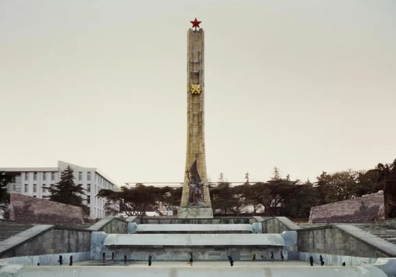 Che Onejoon,
Tiglachin Monument, built in 1977,
Addis Ababa, Ethiopia, 2015,
Digital C-print, 60 x 86 cm
