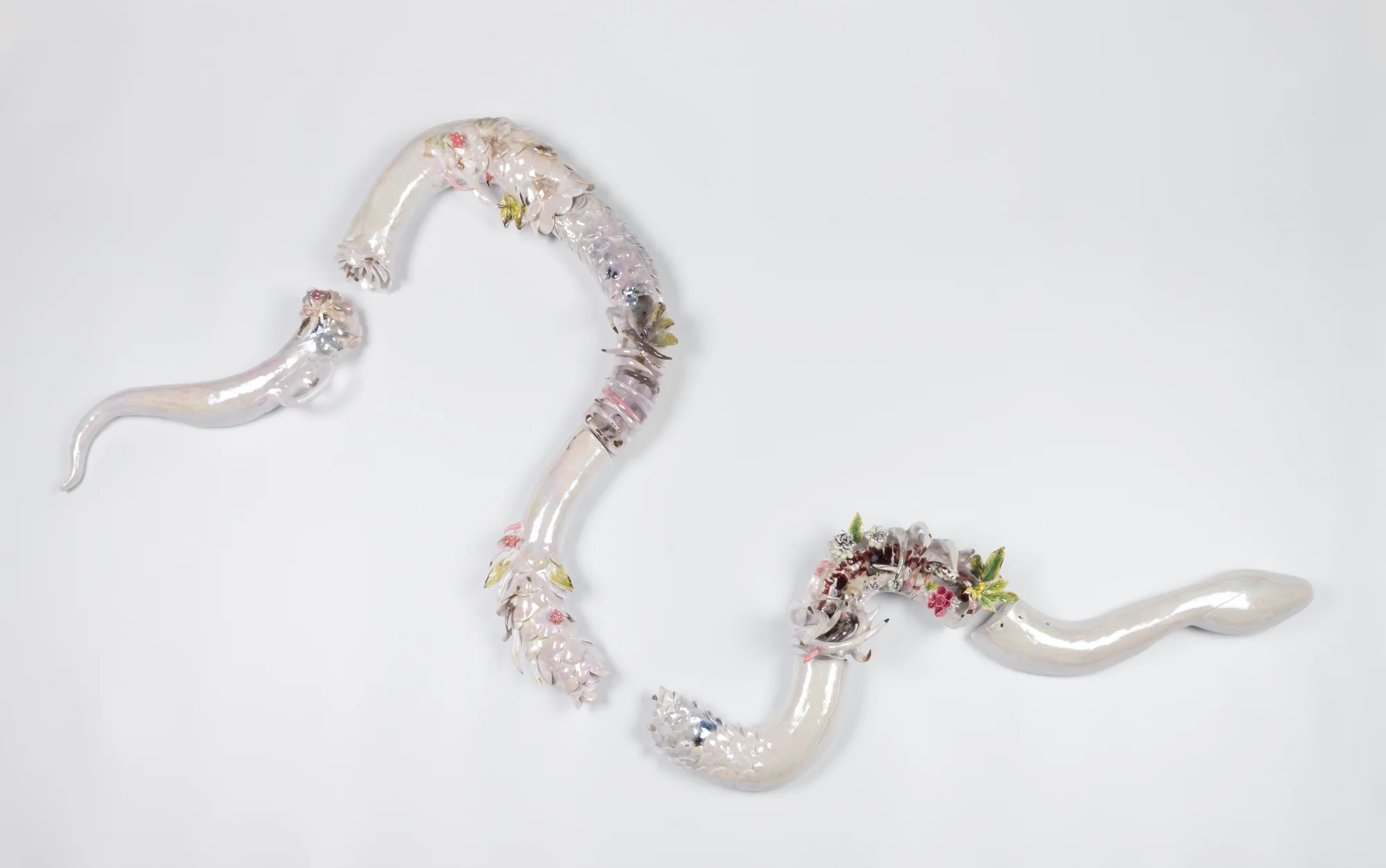 โซ ยู นเว (เมียนมา)
**Spirit of the Heart, Serpentine, 2561**
แก้วพ่นไฟประกอบกับกระเบื้องเคลือบ
20 x 14 x 23 ซม.
สมบัติของ DC Collection