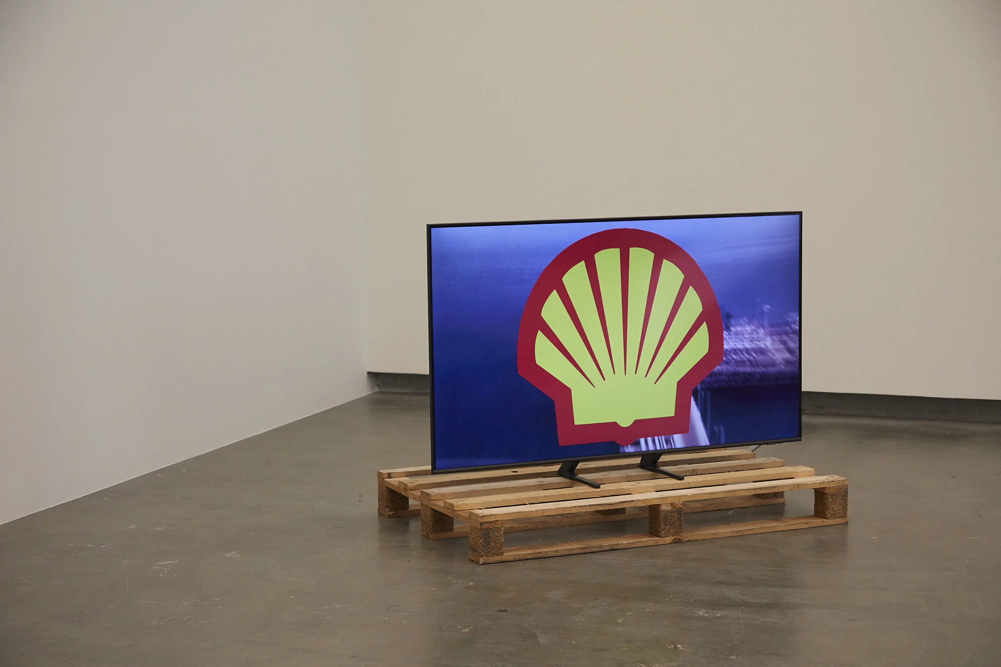 Ho rui an, Shell Revolution,, 2018. HD video, 1′ 10″. Photo: Thakueng Withusuwan. Courtesy of the Jim Thompson Art Center and the James H.W. Thompson Foundation © Jim Thompson Art Center