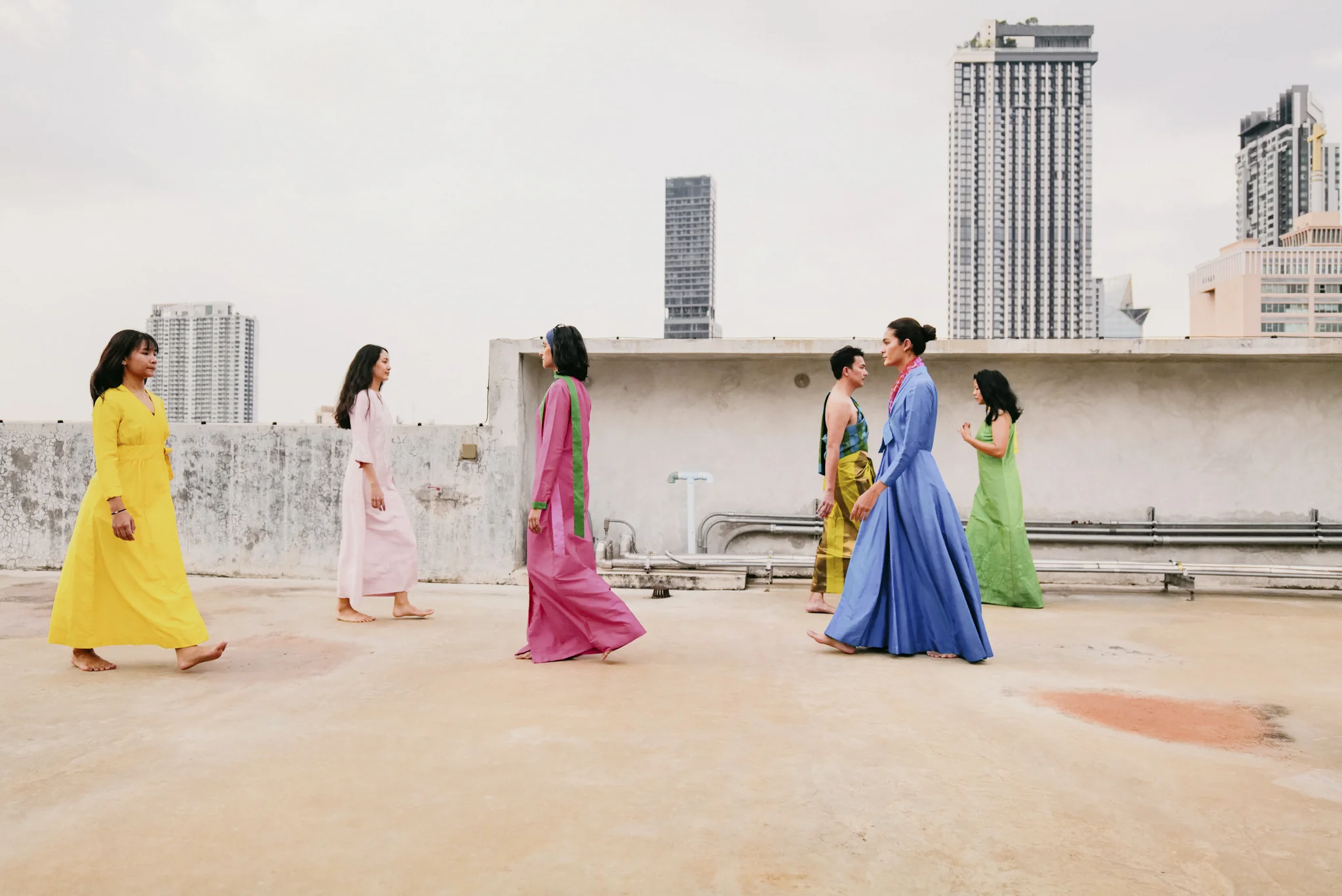 Mo[ram]lam Fashion Show by ผ้าจิม ทอมป์สัน (การเดินแบบ & ดนตรีสด) กำกับและแนวคิดโดย จิตติ ชมพี
ภาพถ่ายโดย บีม ภากร มุสิกบุญเลิศ